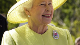 Elizabeth_II_greets_NASA_GSFC_employees,_May_8,_2007