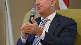 Jeff Bezos - Van Ha, Public domain, via Wikimedia Commons